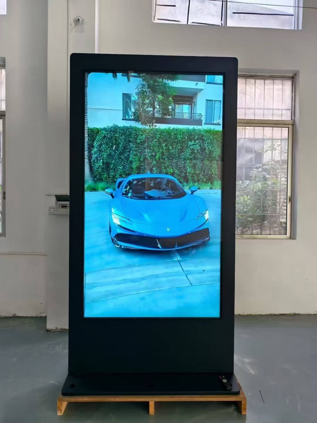 Lantai 86 inci ngadeg ing antarane 2500nits Kiosk 4K Digital Signage